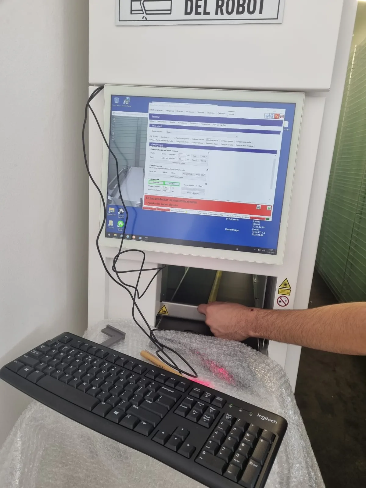 Vista interior del corredor del robot Rowa, con estanterías de medicamentos a ambos lados